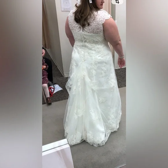 David's Bridal Elegant Lace Wedding Dress in White